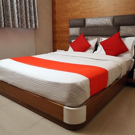 Hotel Madhav Villa Ahmedabad Esterno foto