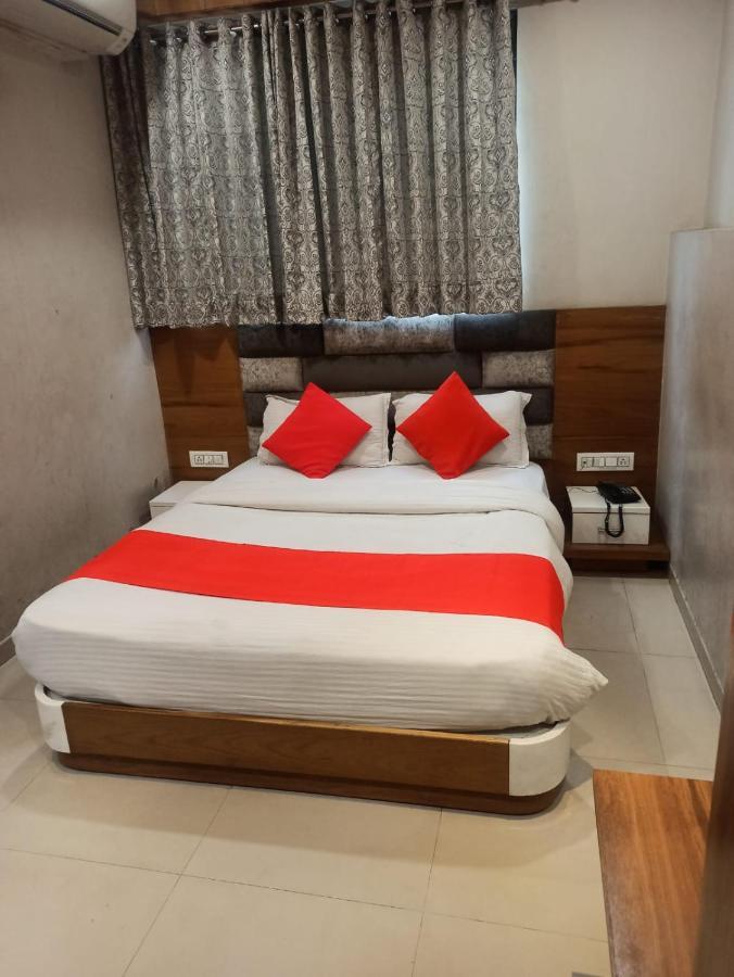 Hotel Madhav Villa Ahmedabad Esterno foto