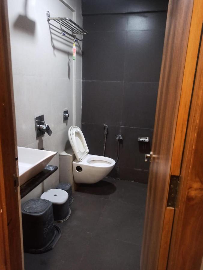 Hotel Madhav Villa Ahmedabad Esterno foto