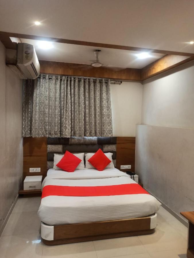 Hotel Madhav Villa Ahmedabad Esterno foto