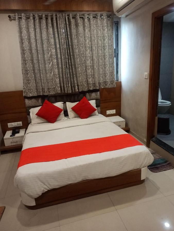 Hotel Madhav Villa Ahmedabad Esterno foto