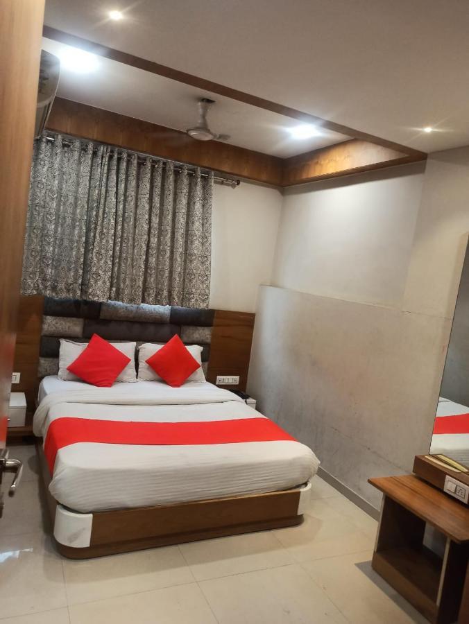 Hotel Madhav Villa Ahmedabad Esterno foto