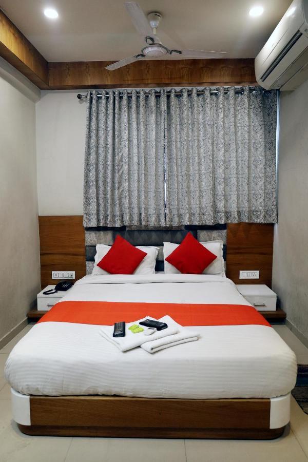 Hotel Madhav Villa Ahmedabad Esterno foto