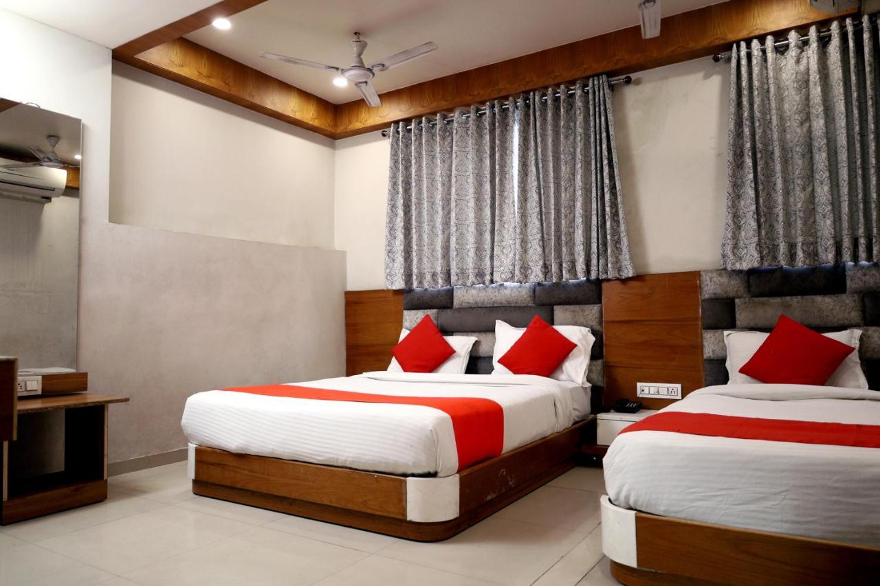Hotel Madhav Villa Ahmedabad Esterno foto