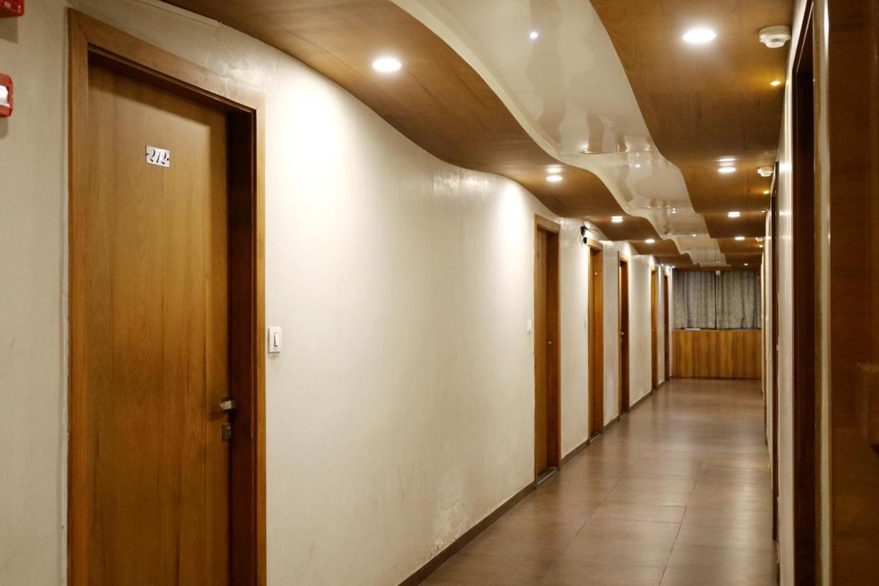 Hotel Madhav Villa Ahmedabad Esterno foto