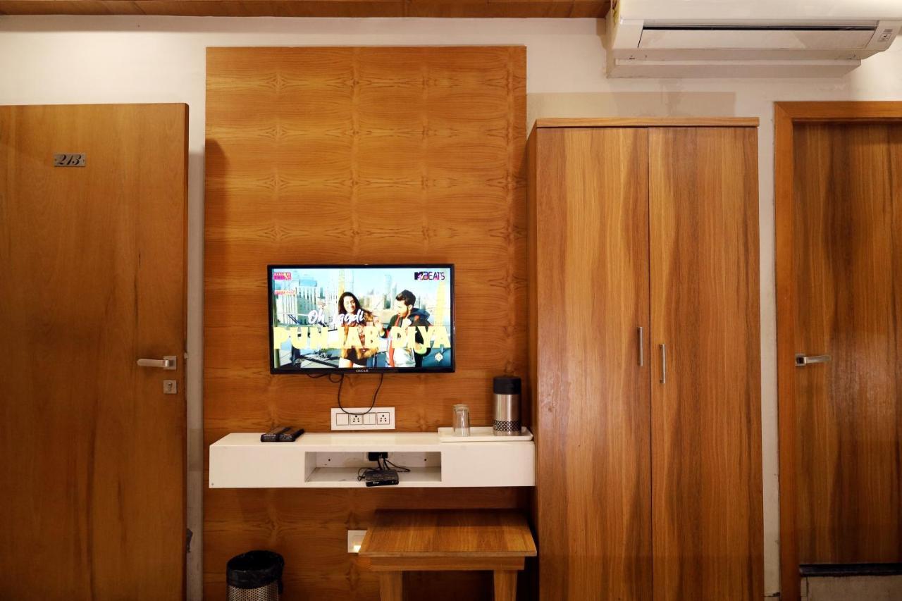 Hotel Madhav Villa Ahmedabad Esterno foto