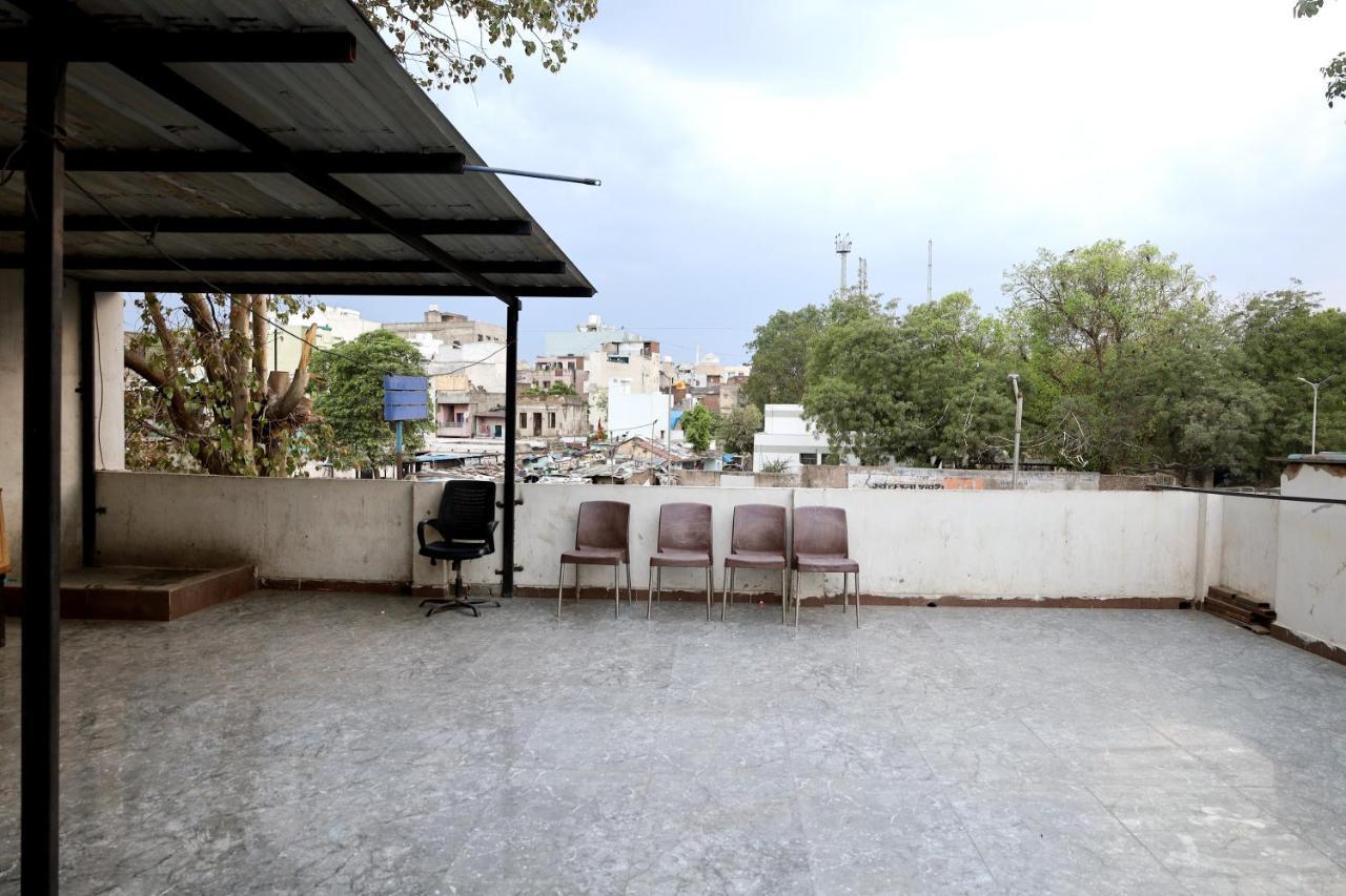 Hotel Madhav Villa Ahmedabad Esterno foto